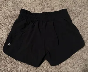 Lululemon ‼️ Tracker Short V 4"‼️ thumbnail 6