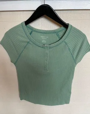 AMERICAN EAGLE Hey Baby Cropped Henley Tee Size Medium M Green thumbnail 1