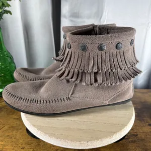 Minnetonka Double Fringe Concho Boot 9.5 Taupe Suede Boho Moccasin Ankle thumbnail 7