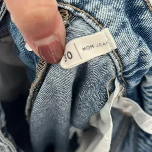 Pacsun Women’s Distressed Light Wash‎ Denim Mom Jeans Size 30 ⬛️ thumbnail 5