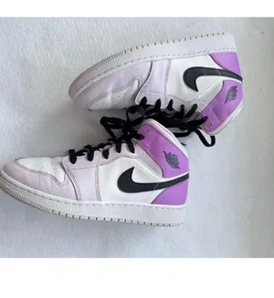 Nike Air Jordan 1 Mid GS Purple White Black Sneakers Youth 6.5Y Lavender Retro thumbnail 2