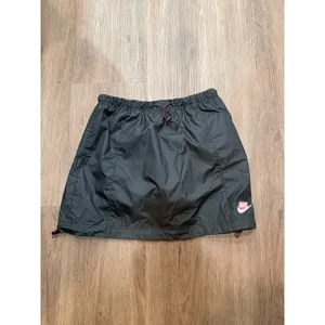 Nike Womens Windbreaker Skirt Black Pink Green Logo Small Elastic Waist‎ Pocket thumbnail 2