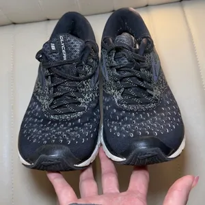 Brooks Women's Black and Purple Trainers thumbnail 14