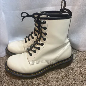 White Lace Up Dr. Martens White Leather Boots‎ Size 7 EUC thumbnail 4