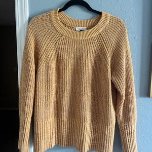 Universal Threads Yellow Crew Neck Sweater with Ribbed Detailing thumbnail 1