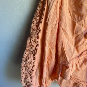 American Eagle V-Neck Lace Tie-Front Blouse in Coral Size Medium Boho Beach thumbnail 4