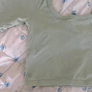 Lululemon Cropped Mint Green Short Sleeve Top thumbnail 2