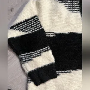 NWOT Knox‎ Rose Fuzzy Black and White Sweater thumbnail 4