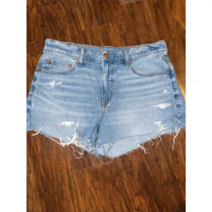 Women’s American Eagle light wash 90s boyfriend short distressed raw hem thumbnail 3