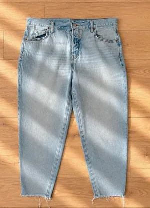 Old Navy High Rise Slouchy Taper Jeans Size 14 Light Wash Raw Hem Mom Jeans thumbnail 1