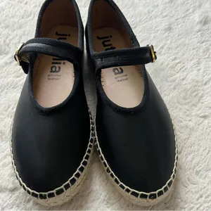 Black Shoes with Classic Mary Jane Design thumbnail 4