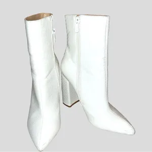 Pretty little thing cute white faux snake skin design! thumbnail 4