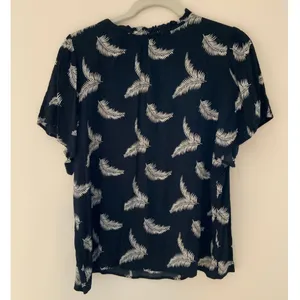 Loft‎ Women's black v neck blouse with feathers size large thumbnail 3