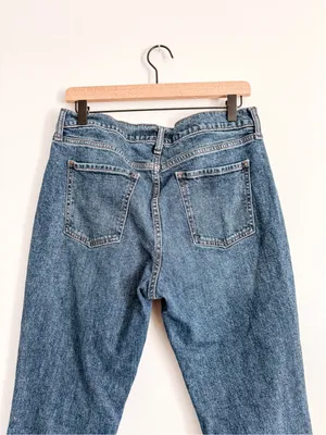 Old Navy Mid Rise Boyfriend Jeans Size 8 Medium Wash Raw Hem Cropped thumbnail 4