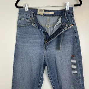 NWT Levi's High Waisted Mom Jean's Medium Wash Size 26x27 thumbnail 3