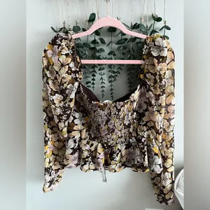 ASTR The Label Toni Ruched Halter long sleeve peplum floral top thumbnail 6