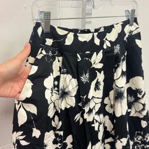 White House Black Market Floral A-Line Skirt Black White Pleated Pockets Size 4 thumbnail 3