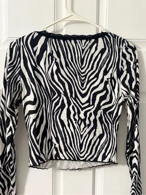 SHEIN Black & White Zebra Lace-Trim Long Sleeve Crop Top thumbnail 4