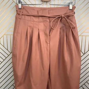 Anthropologie BlankNYC Chelsea Pants Faux Leather Pleated Tapered Pink Size 28‎ thumbnail 4