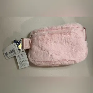 Lululemon NWT Everywhere Belt Bag Plush Fleece Strawberry Milkshake Pink 1L thumbnail 7