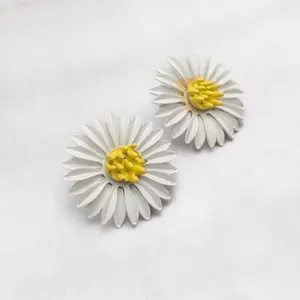 Vintage Clip On Earrings 1" Large Daisy Flower - Floral Whimsical Summer Theme thumbnail 4