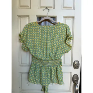 Max Studio Yellow Geometric Floral V-Neck Ruffle Peplum Blouse Size XS NEW thumbnail 2