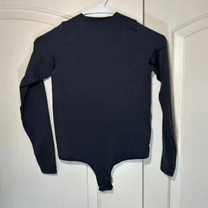 SKIMS Essential Smoothing Long-Sleeve Thong Bodysuit Womens S/M Onyx Black‎ Slim thumbnail 2