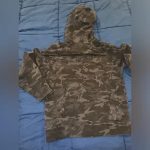 Lululemon rare black camo hoodie size 8‎ thumbnail 2
