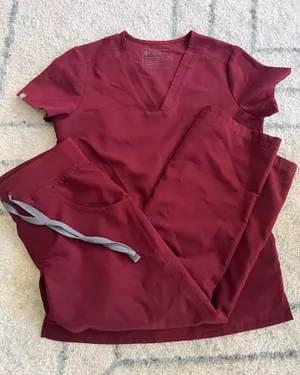 Figs Women’s Burgundy Scrub Set XXS/P Kade Cargo And Casma Top PO1699 thumbnail 1