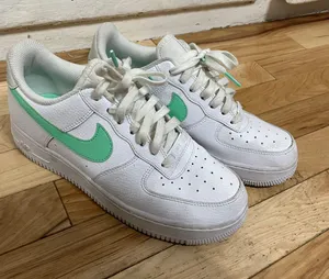 Nike White  Air Force 1 w green *SIZE 8 thumbnail 1