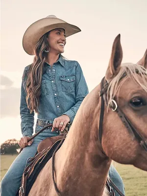 $70 NWOT WOMEN'S WRANGLER CLASSIC WESTERN SNAP DENIM SHIRT in mid wash L thumbnail 2