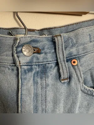 Madewell Mom Jean Short Light Wash Fray Hem High Waist Size 27 / 28 thumbnail 2