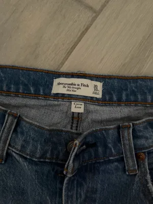 Abercrombie Curve Love Ultra High Rise 90s Straight Jean thumbnail 2