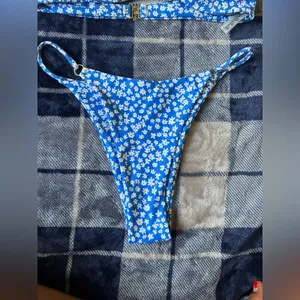 Zaful Blue Floral Bikini Set with White and Yellow Daisies thumbnail 2