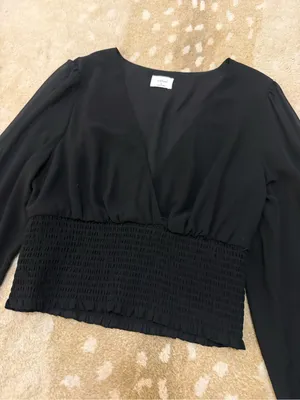 Wilfred Aritzia Wistful Blouse Black Size M Smocked V Neck Sheer Sleeve thumbnail 6
