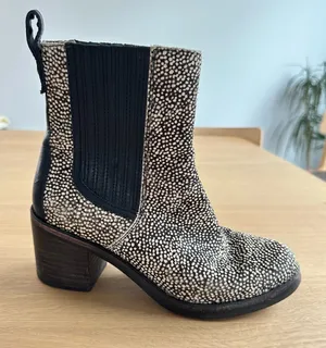 UGG Boots Camden Exotic Calf Hair Chelsea Ankle Booties Women Size 6 Speckled thumbnail 1