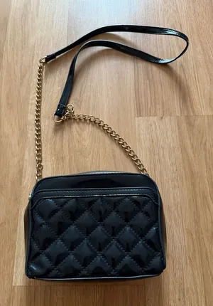 LD Black Patent Quilted Crossbody Bag Gold Chain Floral Interior Camera Bag thumbnail 1