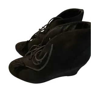 Report Black Suede‎ Wedge Booties Women's Size 9 Fringe Tassel Ties thumbnail 1