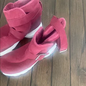 Skechers D’Lites Toasty Toes Burgundy Suede Ankle Boots Buckle Women’s 6.5 thumbnail 2