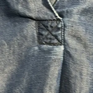 Intro. Women’s denim/Chambrey blouse with a V-neck & front pocket. Size Medium thumbnail 7
