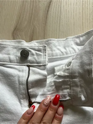 White Levi’s mid length short size 26 thumbnail 2