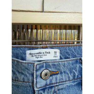 Abercrombie & Fitch The 90s Relaxed Jean High Rise Light Wash Blue Size 32 Long thumbnail 3