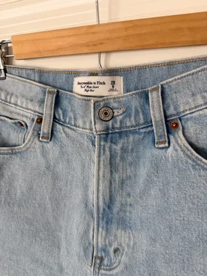 Abercrombie & Fitch 4” Mom Short High Rise Light Wash Jean Shorts thumbnail 2
