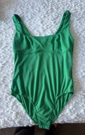 Princess Polly green bodysuit Size 8 thumbnail 1
