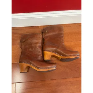 UGG Lynnea Clog‎ Boots Womens Brown Leather Shearling Studded Wood Heel 6 thumbnail 4