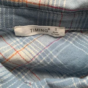 Timing Women's Blue Plaid‎ Flannel Cropped Long Sleeve Button Down Shirt Small thumbnail 9
