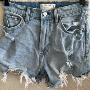 Abercrombie & Fitch Curve Love 4” Mom Shorts High Rise Light Wash Distressed 24 thumbnail 2
