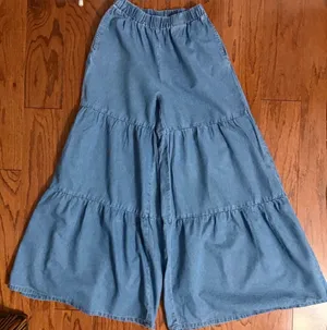 SHEIN high rise/ wide leg Flare light wash tiered denim jeans- Size 27***Med. high rise/ wide leg Flare light-wash tiered denim pants featuring a comfortable elastic waistband and a voluminous, multi-tiered design jeans- Size 27***Med - refer to measurements. gently warn& are in excellent condition. measurements approximately 11” waste x 39.5” long x 11” rise. Non smoking home. priced to sell at as is condition. Don’t like my price, make reasonable offer! And thank you for checking my closet. thumbnail 1