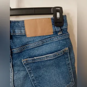 H&M Divided‎ Distressed Denim Shorts Women’s Size 2 thumbnail 8