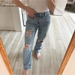 American Eagle Outfitters 90s Straight Jeans Light Wash Distressed Size 8 thumbnail 2